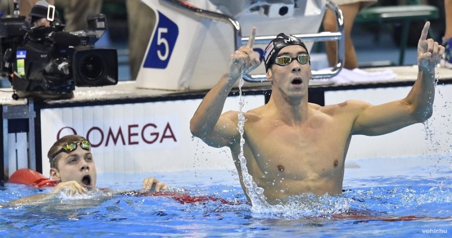 A győztes amerikai Michael Phelps és a harmadik helyezett Kenderesi Tamás (b) a célban a férfi 200 méteres pillangóúszás döntőjében a riói nyári olimpián a Rio de Janeiró-i Olimpiai Uszodában 2016. augusztus 9-én. MTI Fotó: Illyés Tibor