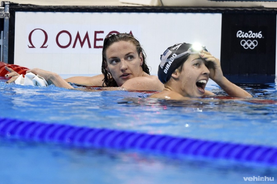 A győztes amerikai Maya Dirado (j) és a második helyezett Hosszú Katinka a célban a női 200 méteres hátúszás döntőjében a riói nyári olimpián a Rio de Janeiró-i Olimpiai Uszodában 2016. augusztus 12-én. MTI Fotó: Kovács Tamás