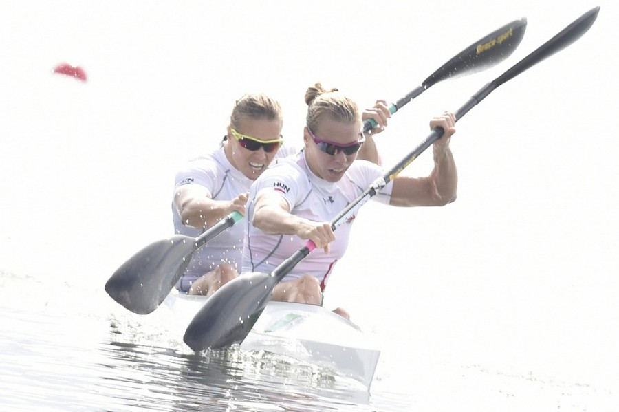 Szabó Gabriella (elöl) és Kozák Danuta a női kajak párosok 500 méteres versenyének döntőjében a Rio de Janeiró-i nyári olimpián a Rodrigo de Freitas Lagúnában 2016. augusztus 16-án. A világbajnok magyar duó az első helyen végzett. MTI Fotó: Kovács Tamás