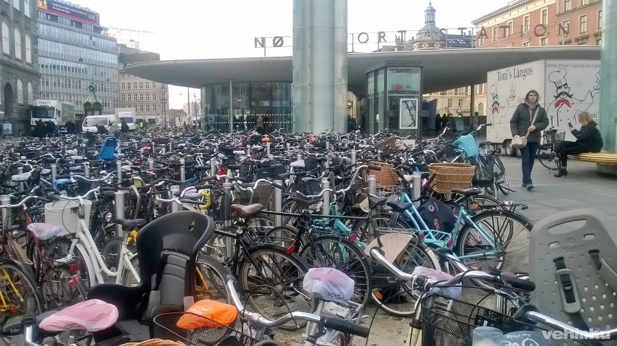 Koppenhágai metro megálló. itt tényleg mindenki biciklizik. A kép jobb oldalán a Toni's Lángos falatozó.