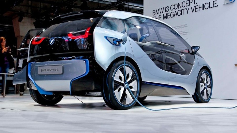 A BMW is elindult a villanyosítás útján