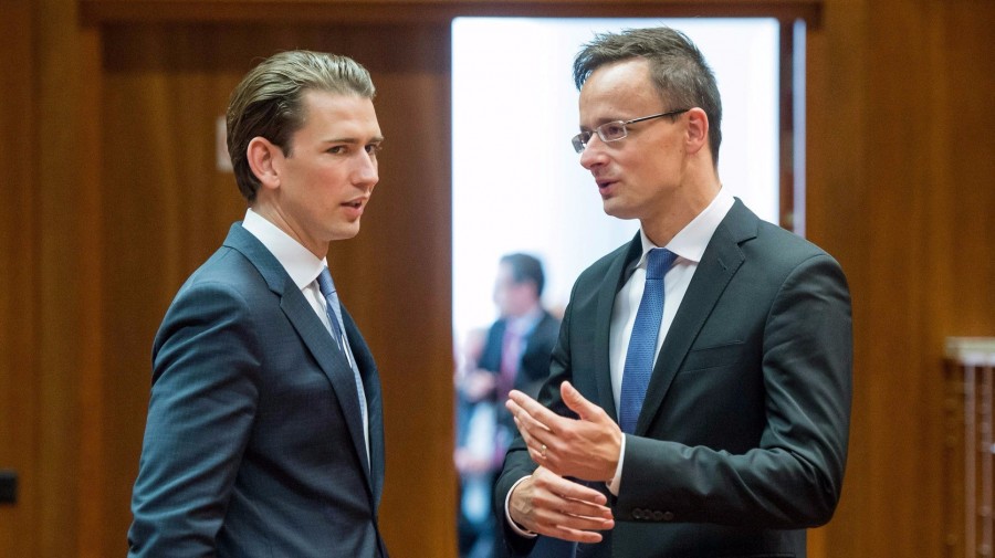Külügyminiszterek egymás közt: Sebastian Kurz és Szijjártó Péter. Fotó: EPA