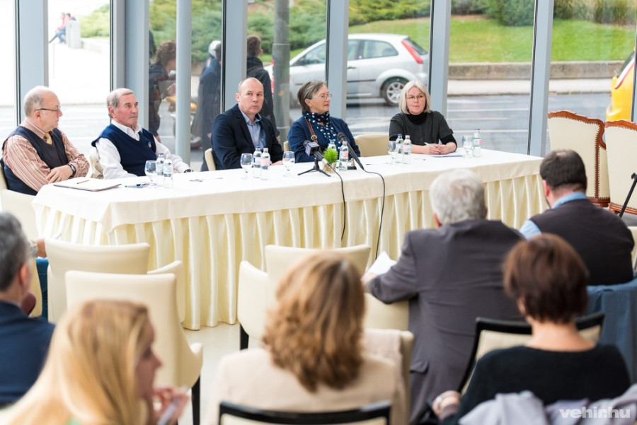 Sajtóbeszélgetés az 1956-os programok kapcsán a hangvillában.