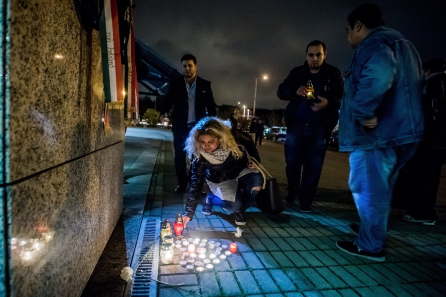 Gyertyagyújtással emlékeztek a BRFK épülete előtt 