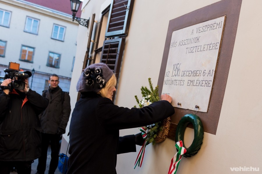 A Fidesz-KDNP nevében Károlyi Jolán önkormányzati képviselő helyezett el koszorút