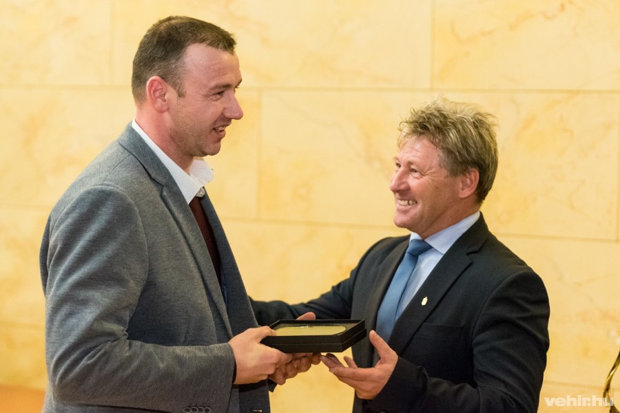 A Telekom Veszprém képviseletében Tombor Csaba vette át a díjat