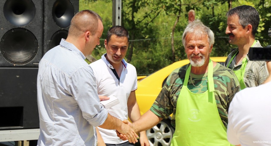 Straub Dávid(csíkosban) és Ovádi Péter(fehérben) adta át a falu szakácsainak az elismerésket