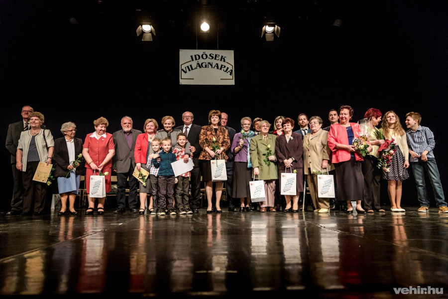 Az idősek napján különdíjakat is átadtak