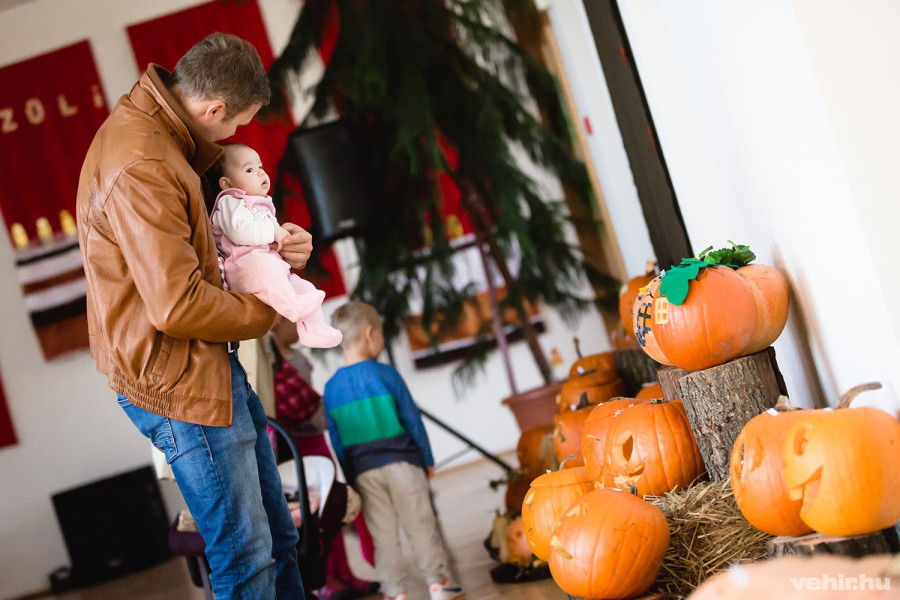 Az óvoda folyosóit a gyerekek által készített töklámpások díszítik
