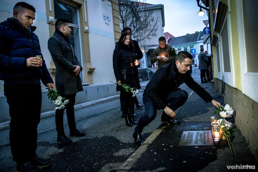 A képen Ovádi Péter önkormányzati képviselő, a Fidesz választókerületi elnöke helyezi el az emlékezés csokrát