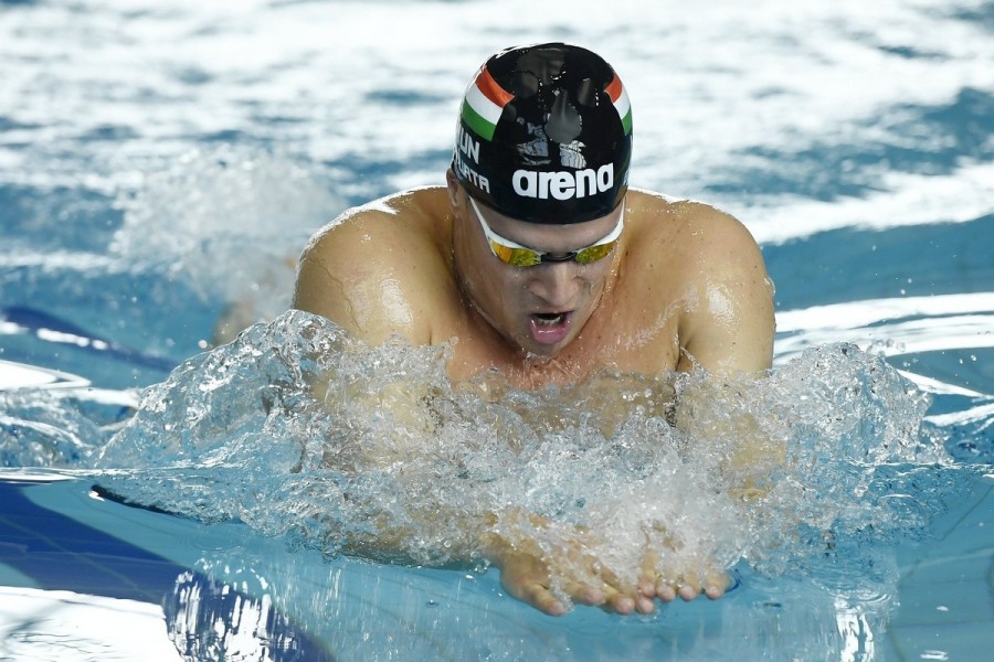 Gyurta Dániel jelképesen egy utolsó, 50 méteres úszással zárta le karrierjét a Komjádi uszodában – MTI Fotó: Koszticsák Szilárd