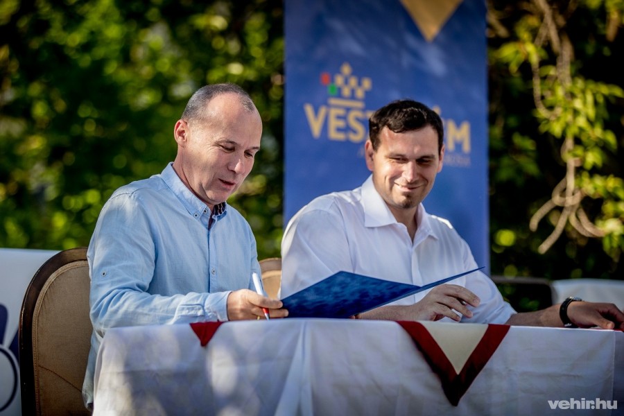 Porga Gyula polgármester és Németh Attila, a VEDAC ügyvezető igazgatója