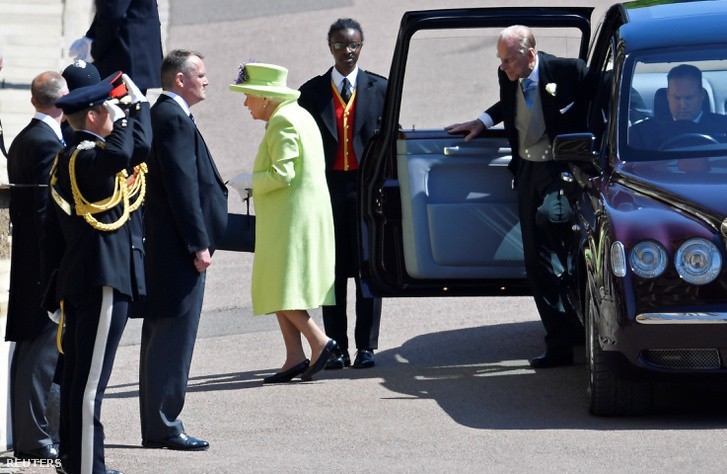 II. Erzsébet zöld ruhában érkezett. Fotó: Toby Melville / Reuters