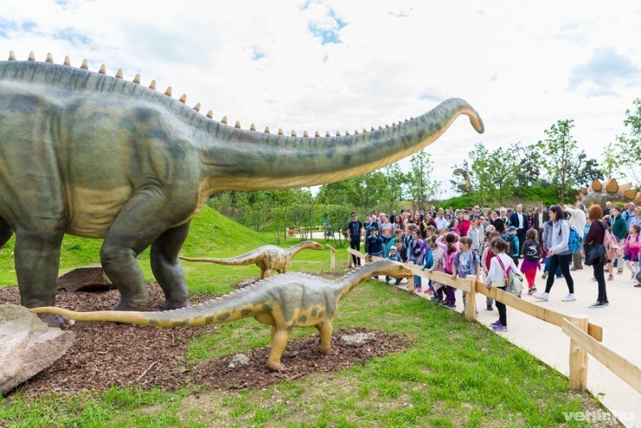 Veszprémi Dinopark: Életnagyságú Diplodocus a családjával tekint a látogatókra