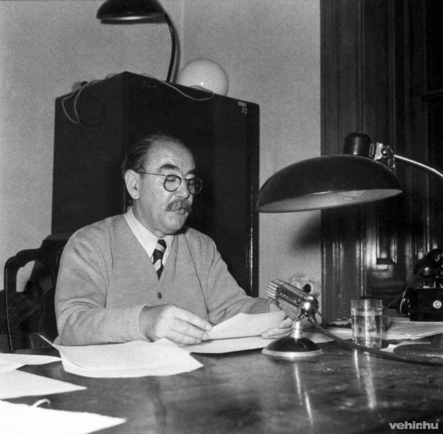 Nagy Imre miniszterelnök drámai hangvételű beszéde, 1956. november 4-e hajnalán  (MTI Fotó: Bojár Sándor)