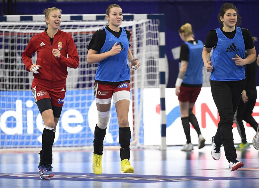 Kazai Anita, Háfra Noémi és Tóvizi Petra (b-j) a magyar válogatott edzésén Nancyban december 11-én - Fotó: MTI/Kovács Tamás