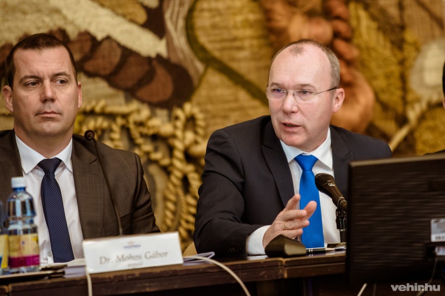mohos gábor jegyző és porga gyula polgármester a január 31-i közgyűlésen