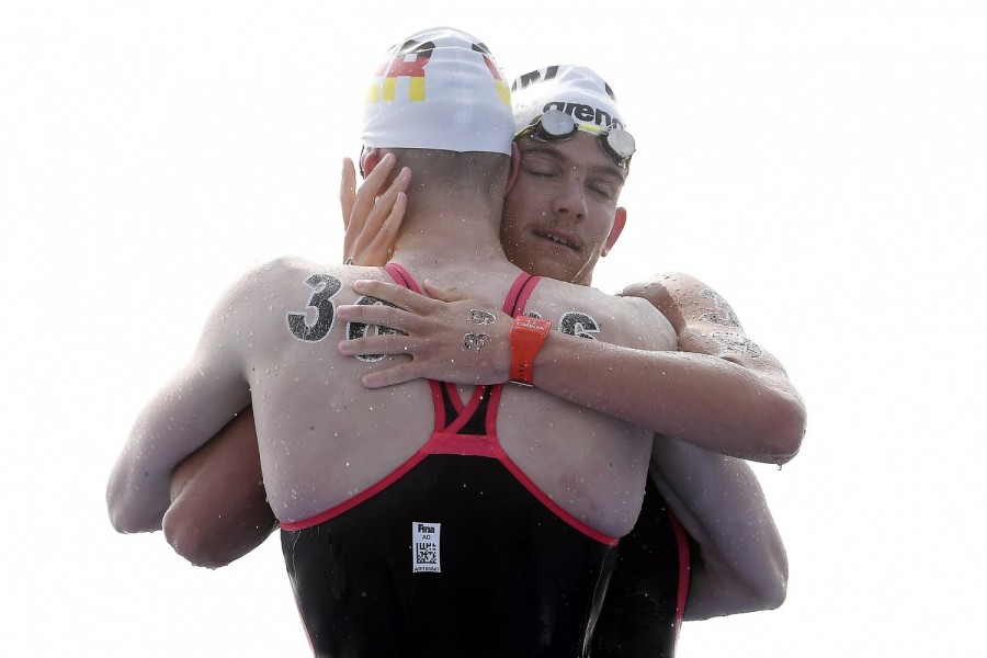 A negyedik helyezett Rasovszky Kristóf és a győztes német Florian Wellbrock (háttal) a nyíltvízi úszók férfi 10 kilométeres versenye után a 18. vizes világbajnokságon, a dél-koreai Joszuban 2019. július 16-án. MTI/Kovács Tamás 