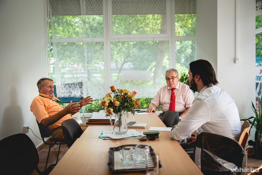 Molnár Ernővel és Kavalecz Tiborral a Lokálpatrióták Halle utcai irodájában találkoztunk
