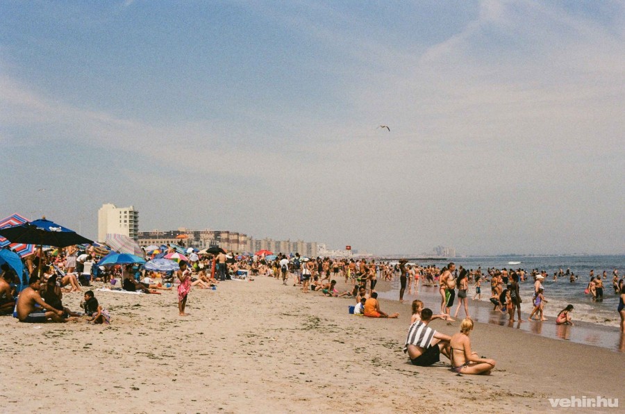 2010-ben a Queens-i Rockaway Beach-től szelte át gyalog az Egyesült Államokat