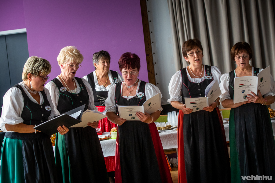 A Német Klub kórusa 2019-ben, az Agórában megrendezett német nemzetiségi napon (fotó: Kovács Bálint / vehir archív)