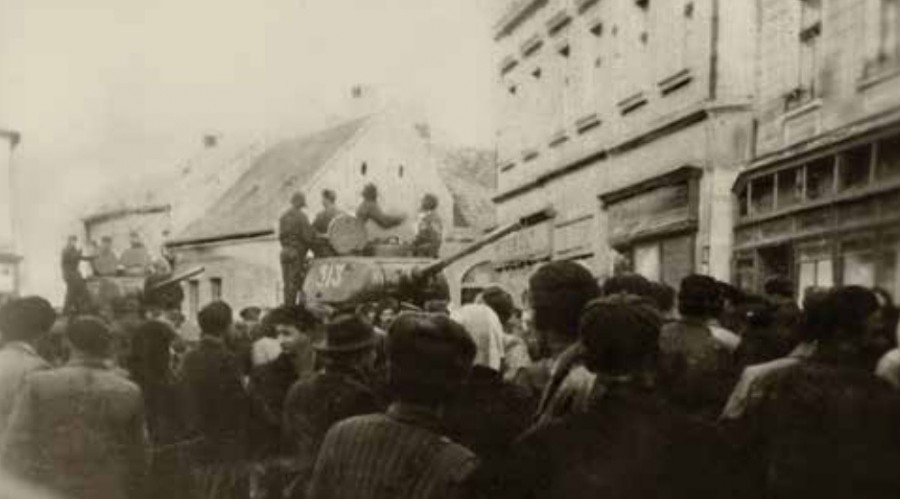 A veszprémi Szabadság tér a forradalom idején (fotó: Az 1956-os forradalom és szabadságharc nyomában c. kiadvány)