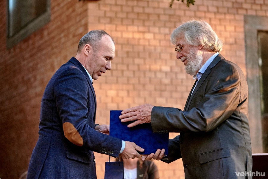 Porga Gyula polgármester elismerő oklevelet adott át a 80 éves művésznek