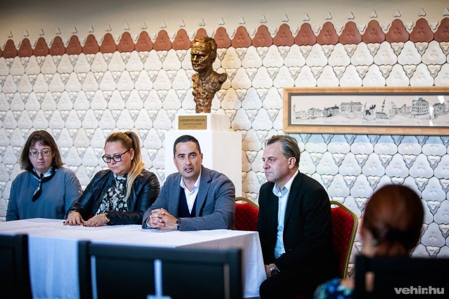 Győri Piroska, Takáts Emese, Ovádi Péter és Oberfrank Pál beszélt a november elején meghirdetett adventi rajzversenyről