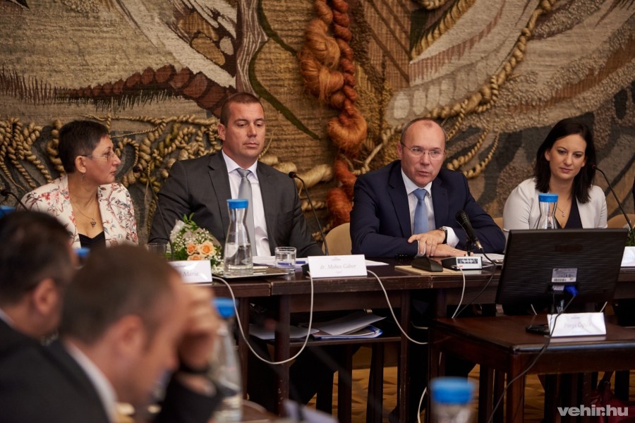 Egy korábbi közgyűlésen Dr. Mohos Gábor jegyző és Porga Gyula polgármester, az önkormányzat szakmai és politikai vezetői