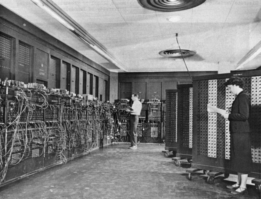 Az ENIAC (Electronic Numerical Integrator And Computer) hivatalosan a világ első programozható számítógépe 1946-ból