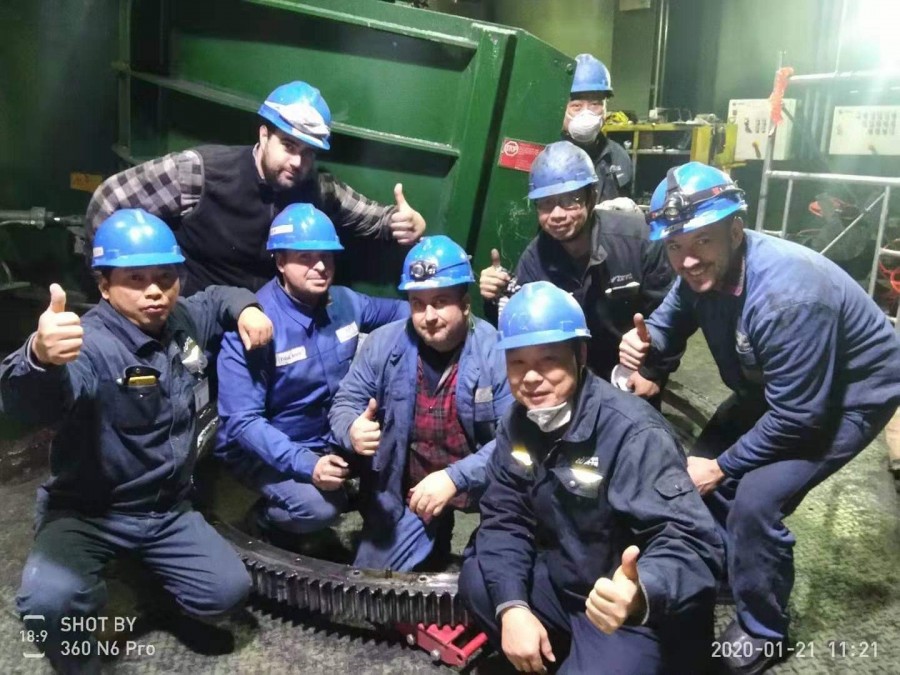 A wuhani gyárban a kínai kollégákkal