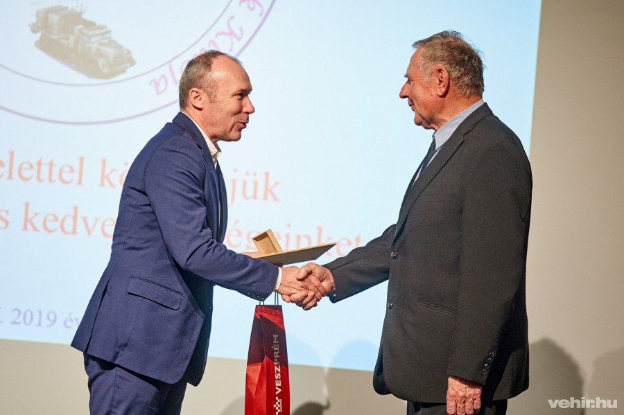 Porga Gyula polgármester a Fegyveres Testületek körzeti Nyugállományúak Klubja Közgyűlésén adta át az elismerést Samu Imrének 2020. február 21-én.