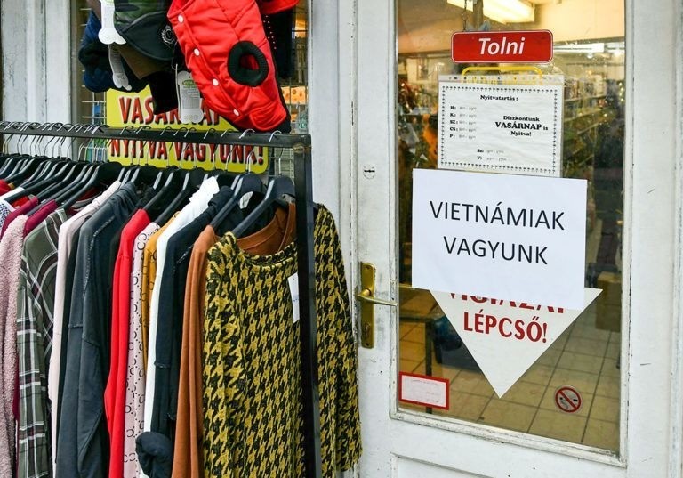 Megszokott kép egy budapesti kínai (?) üzlet előtt (fotó: Marjai János/24.hu)