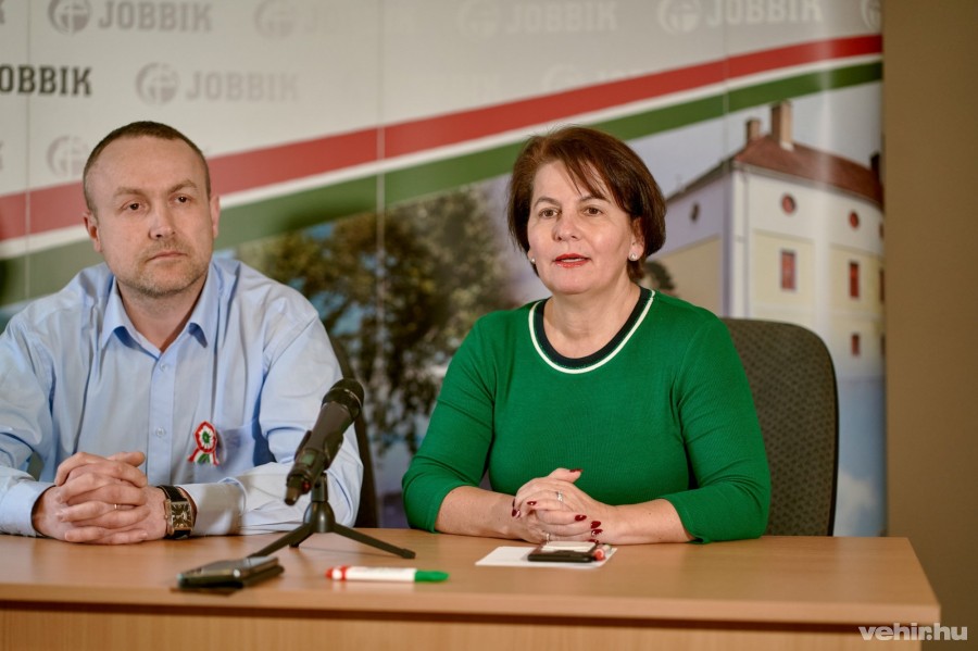 Kovács Rajmund és Varga-Damm Andrea a 2020 március 13-án tartott sajtótájékoztatón Veszprémben.
