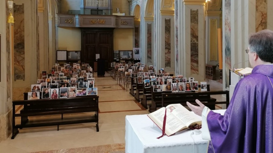 Hívek nélkül megtartott szentmise egy olasz templomban