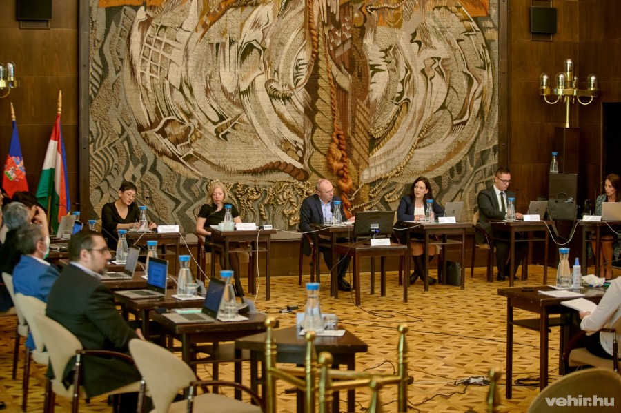 A képviselők a megszokottól eltérően, egy asztal kihagyással ültek egymás mellett a Városháza Kossuth-termében