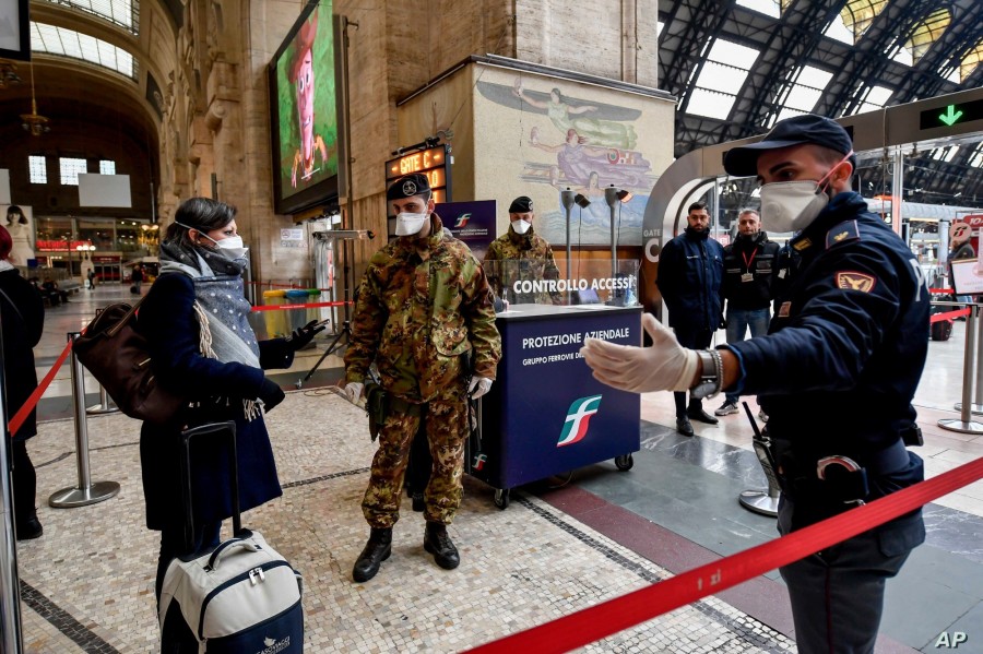 Az olasz hatóság emberei ellenőrzik a járókelőket (fotó: AP)