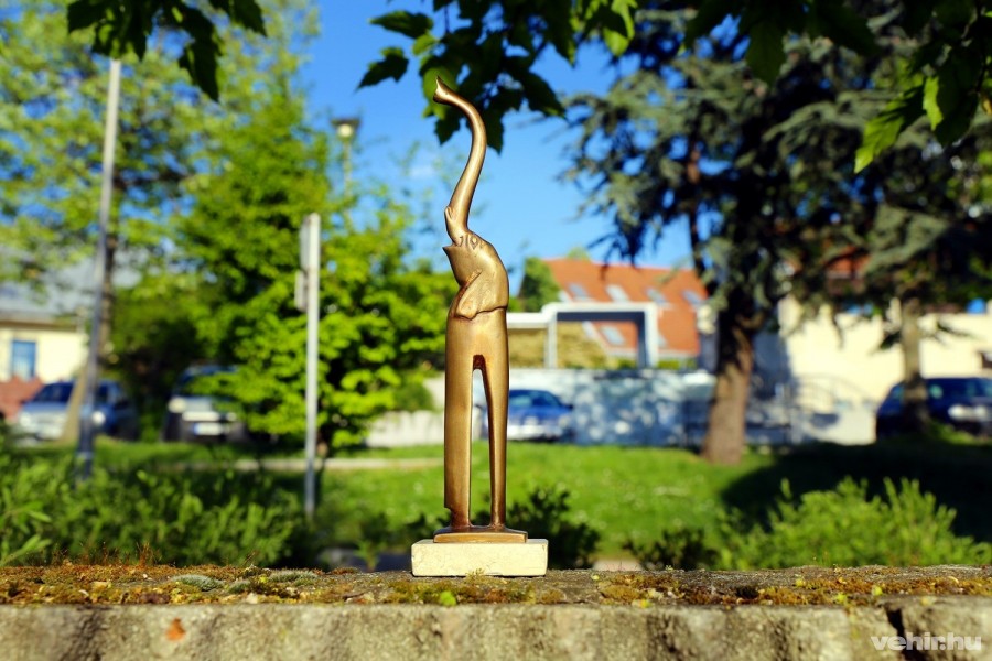 A szobrászművész, Lugossy László bronzból készült alkotását vehette át Vándorfi László