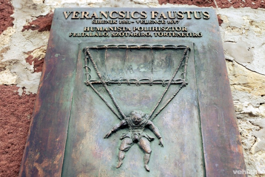 A Veszprémi Várban fellelhető bronztábla állít emléket Verancsics Faustusnak