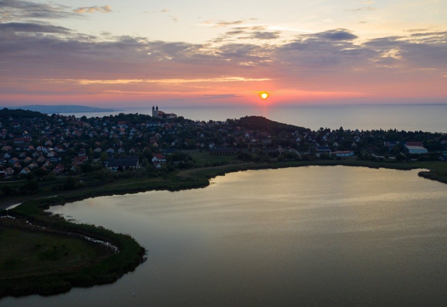 Tihany, 2020. május 16. Tihany és a Tihanyi Bencés Apátság látképe napfelkeltekor 2020. május 16-án. Előtérben a Belső-tó, háttérben a Balaton. MTI/Mohai Balázs