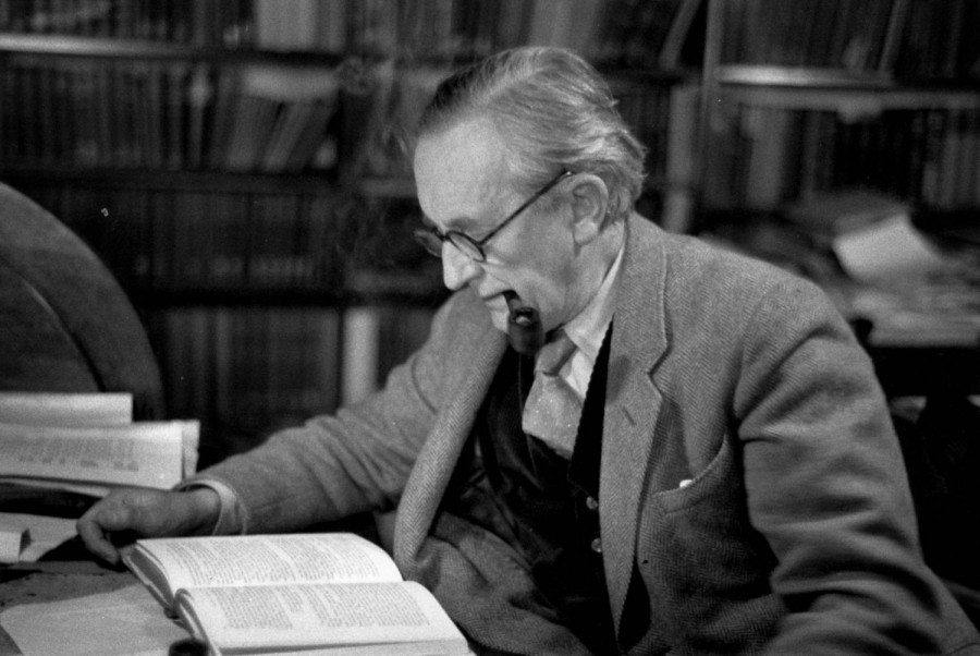 J. R. R. Tolkien nagy rajongója volt a pipáknak, ez a szenvedélye néhány hősénél is megjelenik a regényekben