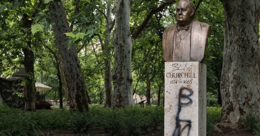 Churchill megrongált szobra Budapesten (fotó: index.hu)