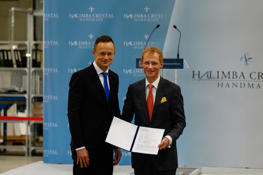 Szijjártó Péter miniszter és Andreas Buske, a cég tulajdonosa (fotó: MTI)