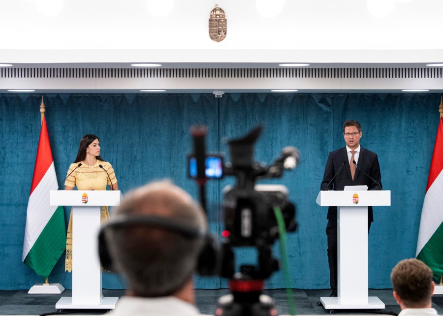 Gulyás Gergely Miniszterelnökséget vezető miniszter és Szentkirályi Alexandra kormányszóvivő (b) a Kormányinfó sajtótájékoztatón a Miniszterelnökségen 2020. augusztus 6-án. MTI/Szigetváry Zsolt