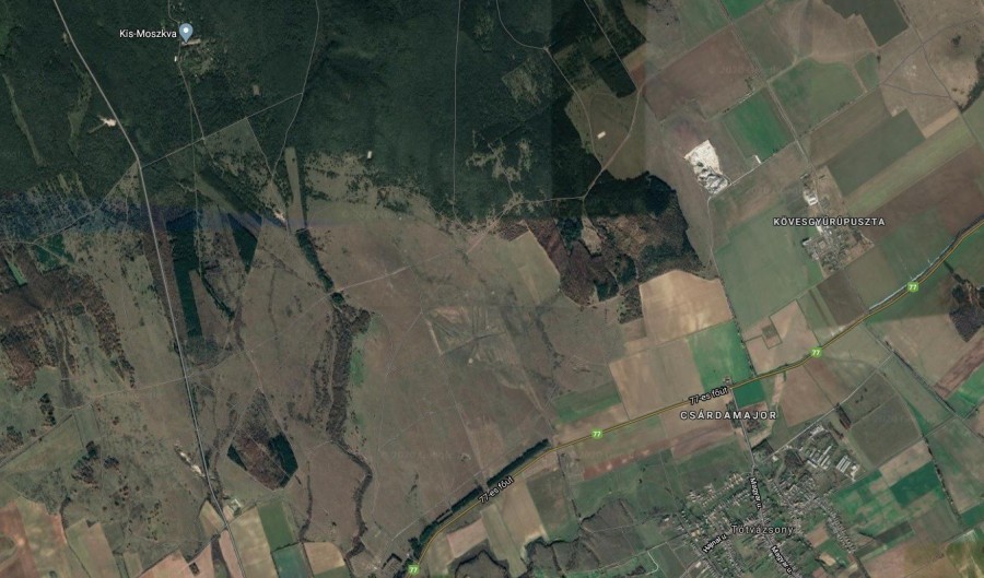 A Google műholdképén balra fent jelölik Kis-Moszkvát, láthatóan távolabb Tótvázsonytól, az erdő közepén