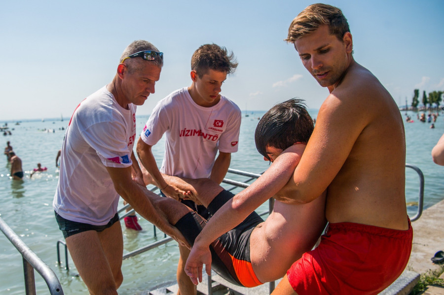 Mentési gyakorlat a Balatonon (Fotó: MTI archív)