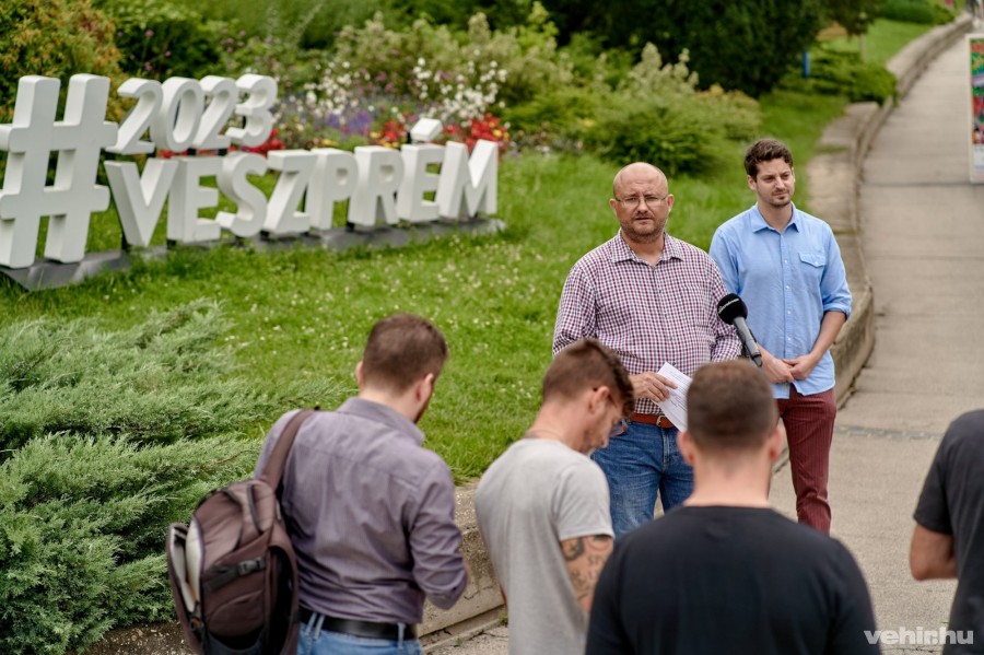 Gerstmár Ferenc és Ungár Péter újságírók előtt az augusztus 14-i sajtótájékoztatón Veszprém belvárosában