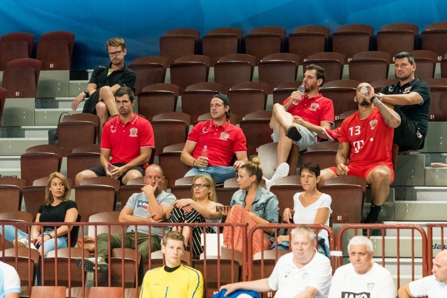 Rasmus Lauge egyelőre csak a lelátóról nézheti meccselő társait