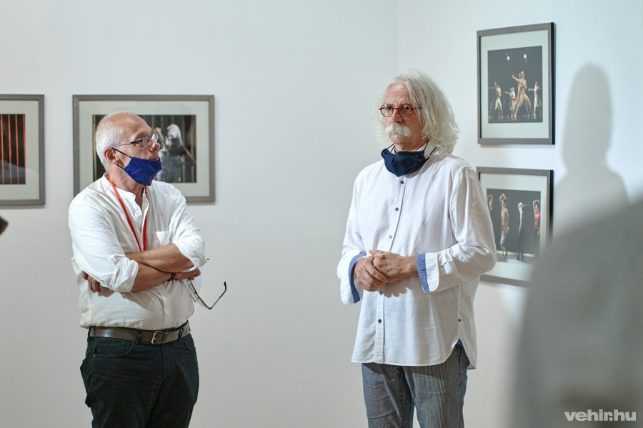 A kiállításmegnyitón Krámer György(b), a fesztivál művészeti igazgatója és Gáspár Gábor(j) osztották meg személyes élményeiket, a képekhez kötődő emlékeiket  a jelenlevő érdeklődőkkel.