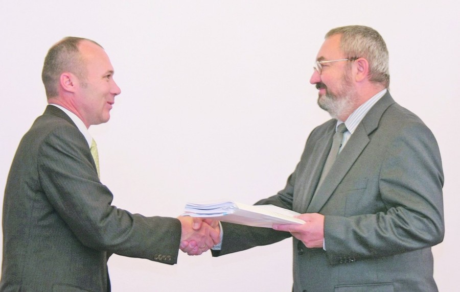 Porga Gyula 2010-ben átveszi a polgármesteri munkakört Debreczenyi Jánostól